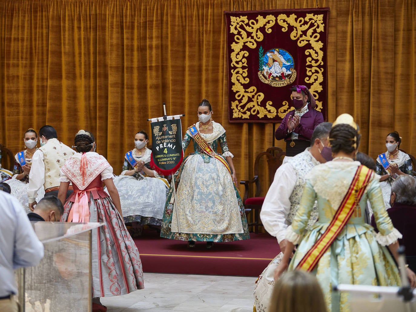 El Palacio de la Exposición de Valencia acoge este sábado la entrega de los premios de las Fallas 2020. Las mascarillas y las medidas de seguridad e higiene le han dado un toque atípico a la cita, que debería haber tenido lugar los pasados 16 y 17 de marzo y que no se pudo celebrar debido a la cancelación de las Fallas por la pandemia del coronavirus.