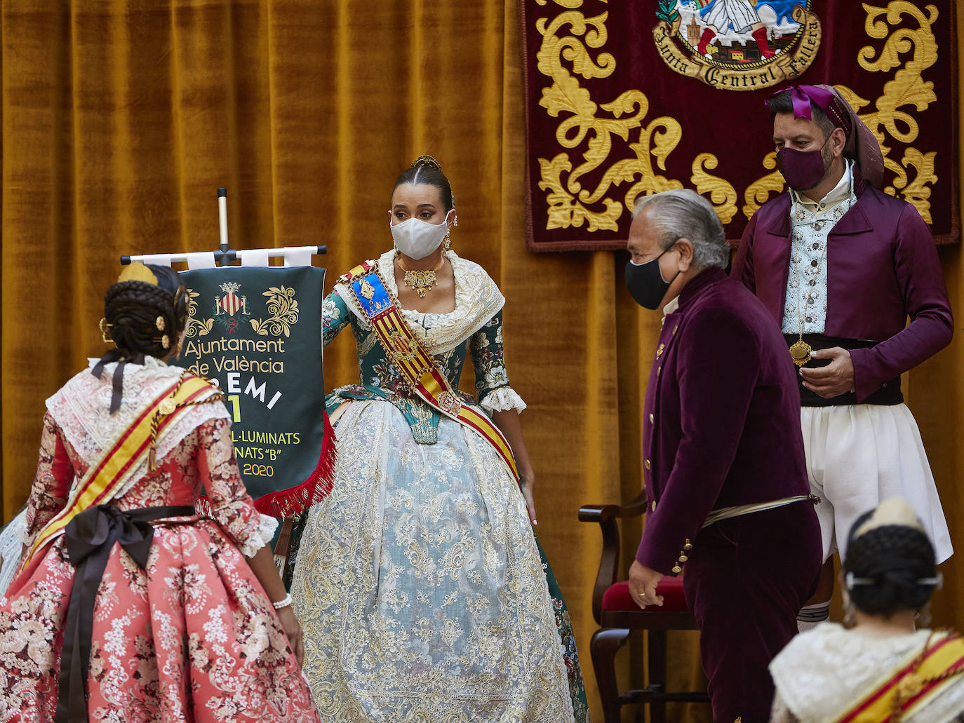 El Palacio de la Exposición de Valencia acoge este sábado la entrega de los premios de las Fallas 2020. Las mascarillas y las medidas de seguridad e higiene le han dado un toque atípico a la cita, que debería haber tenido lugar los pasados 16 y 17 de marzo y que no se pudo celebrar debido a la cancelación de las Fallas por la pandemia del coronavirus.