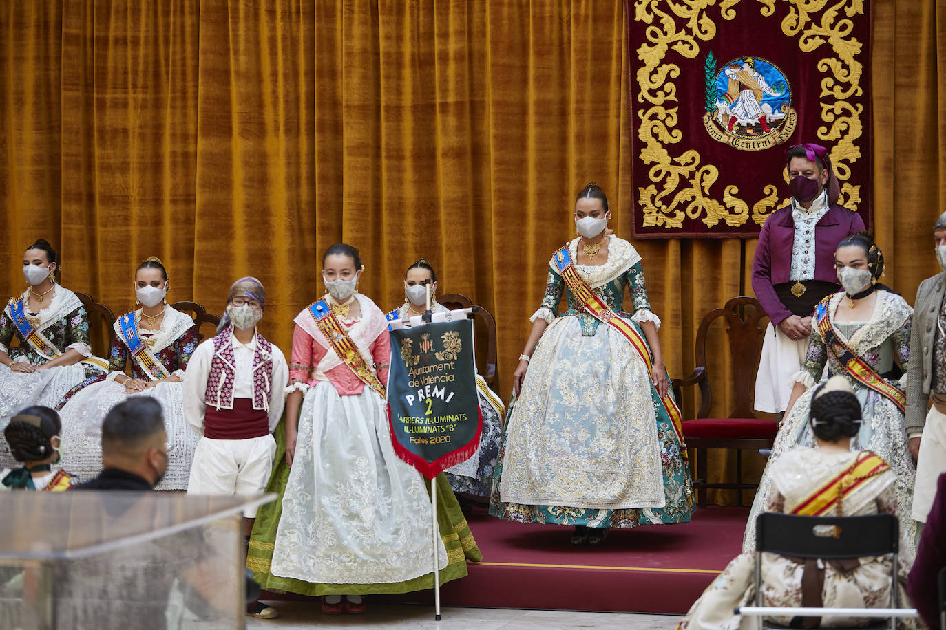 El Palacio de la Exposición de Valencia acoge este sábado la entrega de los premios de las Fallas 2020. Las mascarillas y las medidas de seguridad e higiene le han dado un toque atípico a la cita, que debería haber tenido lugar los pasados 16 y 17 de marzo y que no se pudo celebrar debido a la cancelación de las Fallas por la pandemia del coronavirus.