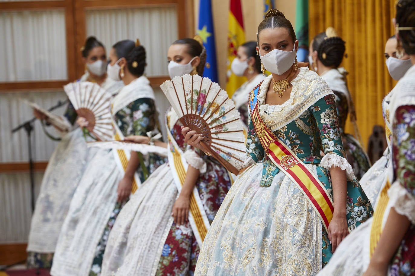 El Palacio de la Exposición de Valencia acoge este sábado la entrega de los premios de las Fallas 2020. Las mascarillas y las medidas de seguridad e higiene le han dado un toque atípico a la cita, que debería haber tenido lugar los pasados 16 y 17 de marzo y que no se pudo celebrar debido a la cancelación de las Fallas por la pandemia del coronavirus.