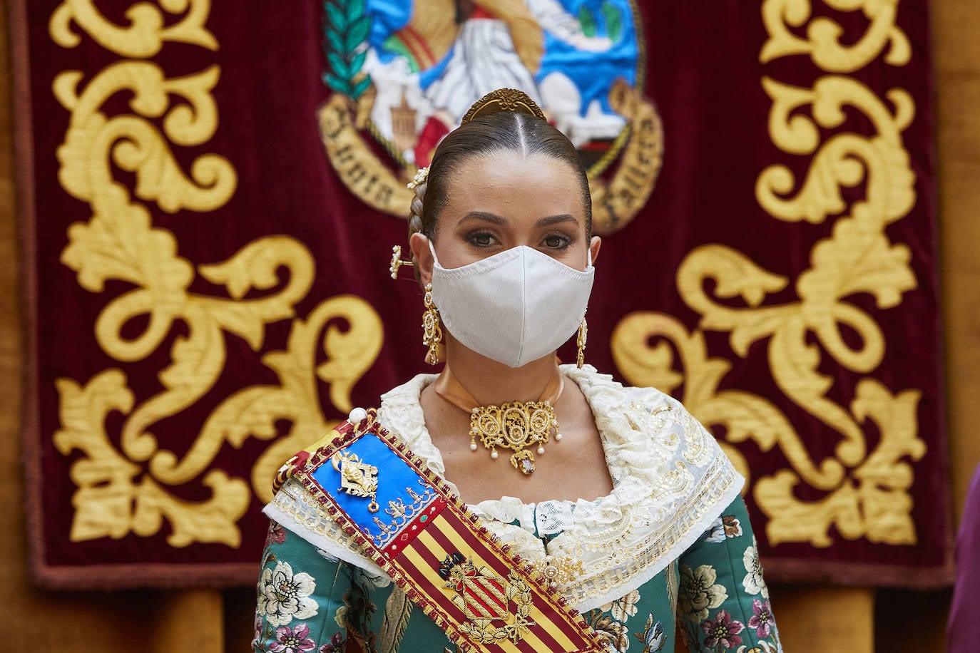 El Palacio de la Exposición de Valencia acoge este sábado la entrega de los premios de las Fallas 2020. Las mascarillas y las medidas de seguridad e higiene le han dado un toque atípico a la cita, que debería haber tenido lugar los pasados 16 y 17 de marzo y que no se pudo celebrar debido a la cancelación de las Fallas por la pandemia del coronavirus.