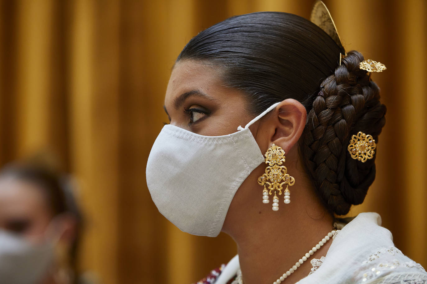 El Palacio de la Exposición de Valencia acoge este sábado la entrega de los premios de las Fallas 2020. Las mascarillas y las medidas de seguridad e higiene le han dado un toque atípico a la cita, que debería haber tenido lugar los pasados 16 y 17 de marzo y que no se pudo celebrar debido a la cancelación de las Fallas por la pandemia del coronavirus.