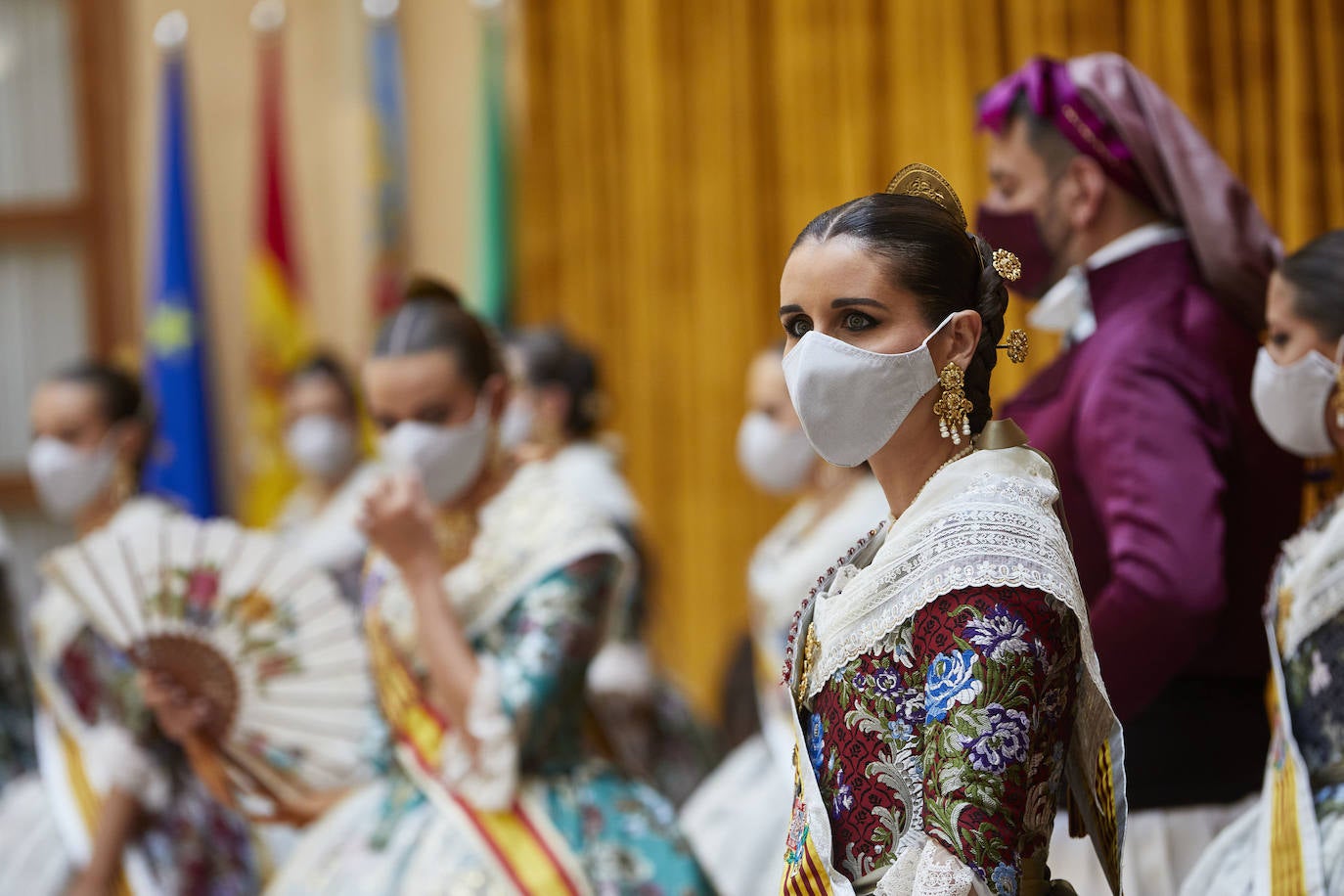 El Palacio de la Exposición de Valencia acoge este sábado la entrega de los premios de las Fallas 2020. Las mascarillas y las medidas de seguridad e higiene le han dado un toque atípico a la cita, que debería haber tenido lugar los pasados 16 y 17 de marzo y que no se pudo celebrar debido a la cancelación de las Fallas por la pandemia del coronavirus.