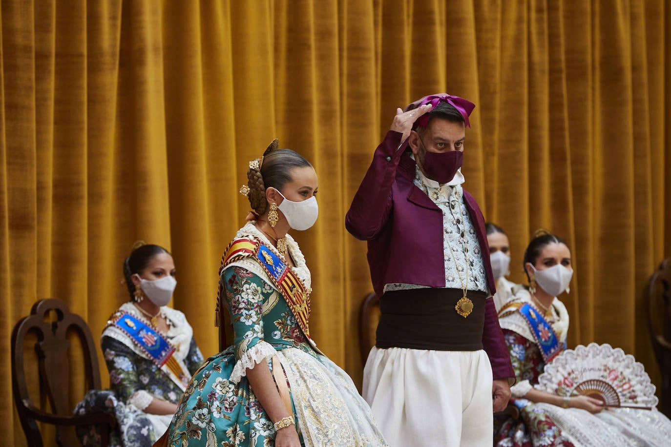 El Palacio de la Exposición de Valencia acoge este sábado la entrega de los premios de las Fallas 2020. Las mascarillas y las medidas de seguridad e higiene le han dado un toque atípico a la cita, que debería haber tenido lugar los pasados 16 y 17 de marzo y que no se pudo celebrar debido a la cancelación de las Fallas por la pandemia del coronavirus.