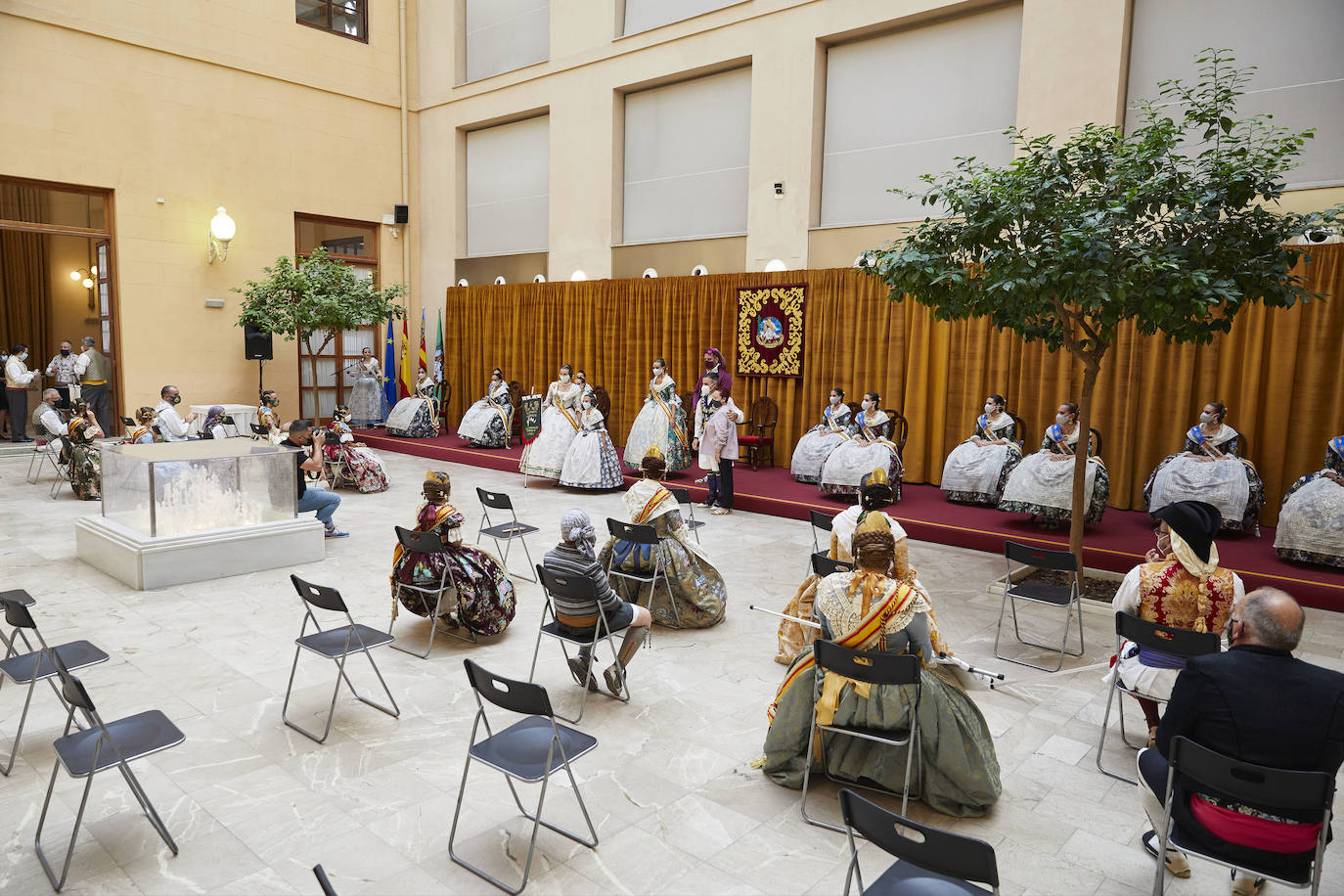 El Palacio de la Exposición de Valencia acoge este sábado la entrega de los premios de las Fallas 2020. Las mascarillas y las medidas de seguridad e higiene le han dado un toque atípico a la cita, que debería haber tenido lugar los pasados 16 y 17 de marzo y que no se pudo celebrar debido a la cancelación de las Fallas por la pandemia del coronavirus.