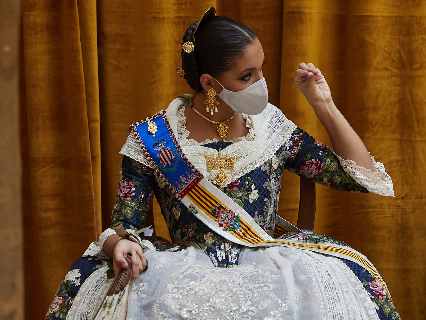 El Palacio de la Exposición de Valencia acoge este sábado la entrega de los premios de las Fallas 2020. Las mascarillas y las medidas de seguridad e higiene le han dado un toque atípico a la cita, que debería haber tenido lugar los pasados 16 y 17 de marzo y que no se pudo celebrar debido a la cancelación de las Fallas por la pandemia del coronavirus.