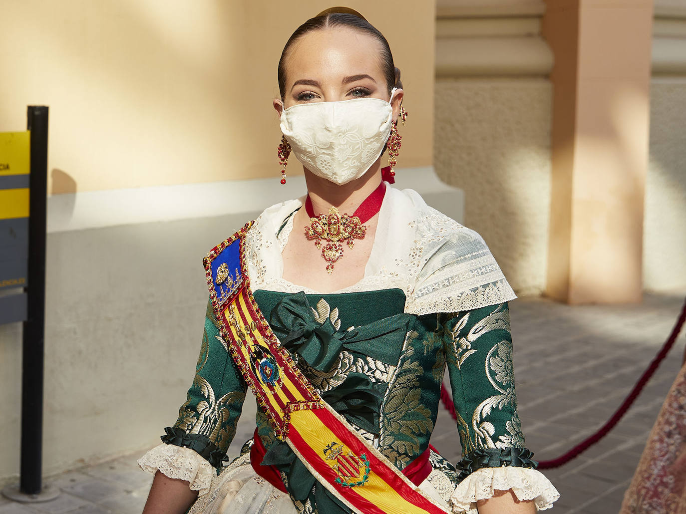 El Palacio de la Exposición de Valencia acoge este sábado la entrega de los premios de las Fallas 2020. Las mascarillas y las medidas de seguridad e higiene le han dado un toque atípico a la cita, que debería haber tenido lugar los pasados 16 y 17 de marzo y que no se pudo celebrar debido a la cancelación de las Fallas por la pandemia del coronavirus.