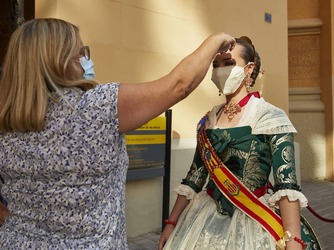 El Palacio de la Exposición de Valencia acoge este sábado la entrega de los premios de las Fallas 2020. Las mascarillas y las medidas de seguridad e higiene le han dado un toque atípico a la cita, que debería haber tenido lugar los pasados 16 y 17 de marzo y que no se pudo celebrar debido a la cancelación de las Fallas por la pandemia del coronavirus.