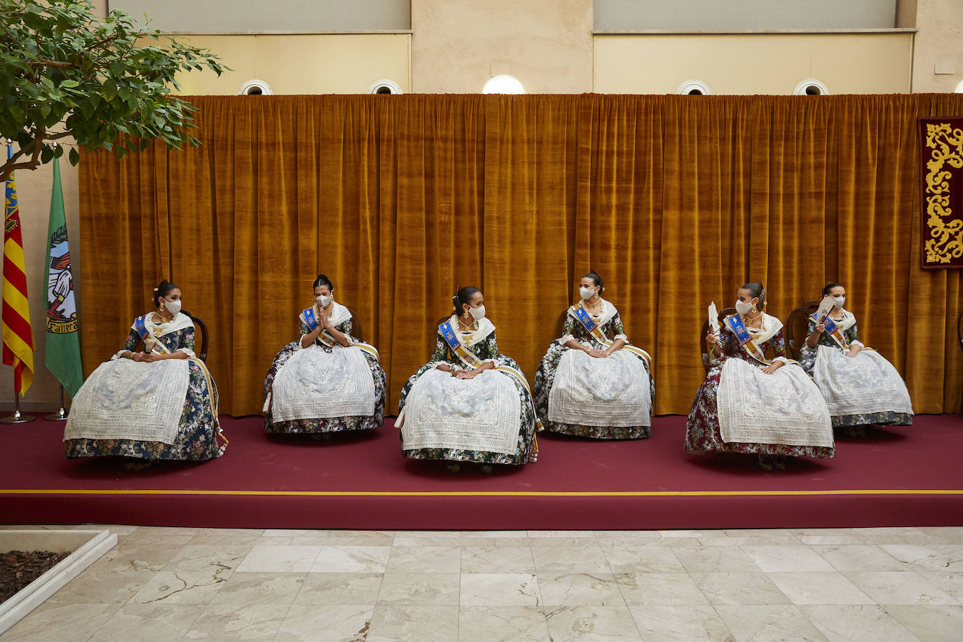 El Palacio de la Exposición de Valencia acoge este sábado la entrega de los premios de las Fallas 2020. Las mascarillas y las medidas de seguridad e higiene le han dado un toque atípico a la cita, que debería haber tenido lugar los pasados 16 y 17 de marzo y que no se pudo celebrar debido a la cancelación de las Fallas por la pandemia del coronavirus.