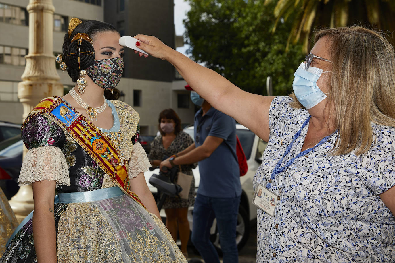 El Palacio de la Exposición de Valencia acoge este sábado la entrega de los premios de las Fallas 2020. Las mascarillas y las medidas de seguridad e higiene le han dado un toque atípico a la cita, que debería haber tenido lugar los pasados 16 y 17 de marzo y que no se pudo celebrar debido a la cancelación de las Fallas por la pandemia del coronavirus.