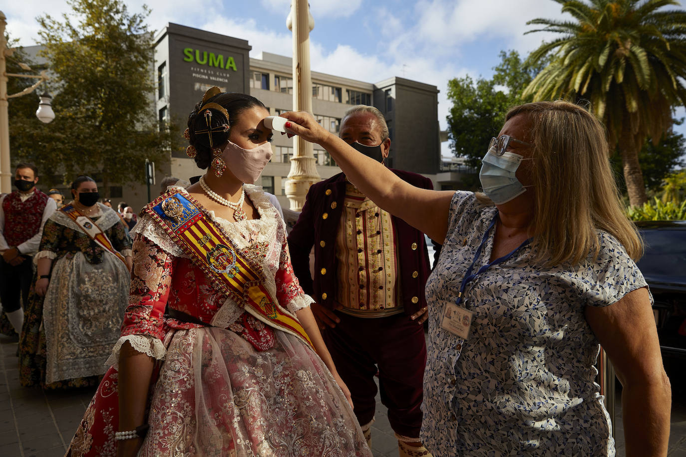 El Palacio de la Exposición de Valencia acoge este sábado la entrega de los premios de las Fallas 2020. Las mascarillas y las medidas de seguridad e higiene le han dado un toque atípico a la cita, que debería haber tenido lugar los pasados 16 y 17 de marzo y que no se pudo celebrar debido a la cancelación de las Fallas por la pandemia del coronavirus.