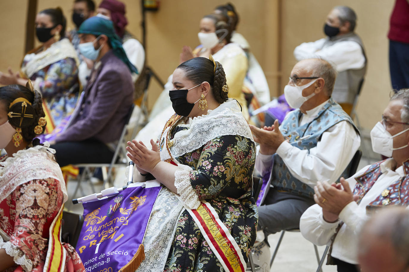 El Palacio de la Exposición de Valencia acoge este sábado la entrega de los premios de las Fallas 2020. Las mascarillas y las medidas de seguridad e higiene le han dado un toque atípico a la cita, que debería haber tenido lugar los pasados 16 y 17 de marzo y que no se pudo celebrar debido a la cancelación de las Fallas por la pandemia del coronavirus.