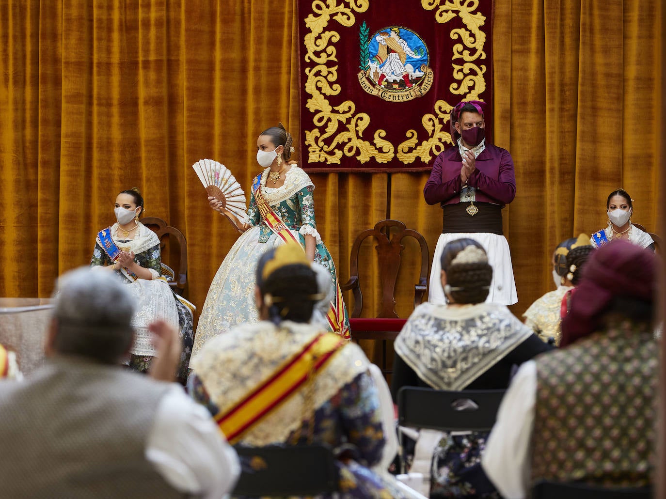 El Palacio de la Exposición de Valencia acoge este sábado la entrega de los premios de las Fallas 2020. Las mascarillas y las medidas de seguridad e higiene le han dado un toque atípico a la cita, que debería haber tenido lugar los pasados 16 y 17 de marzo y que no se pudo celebrar debido a la cancelación de las Fallas por la pandemia del coronavirus.