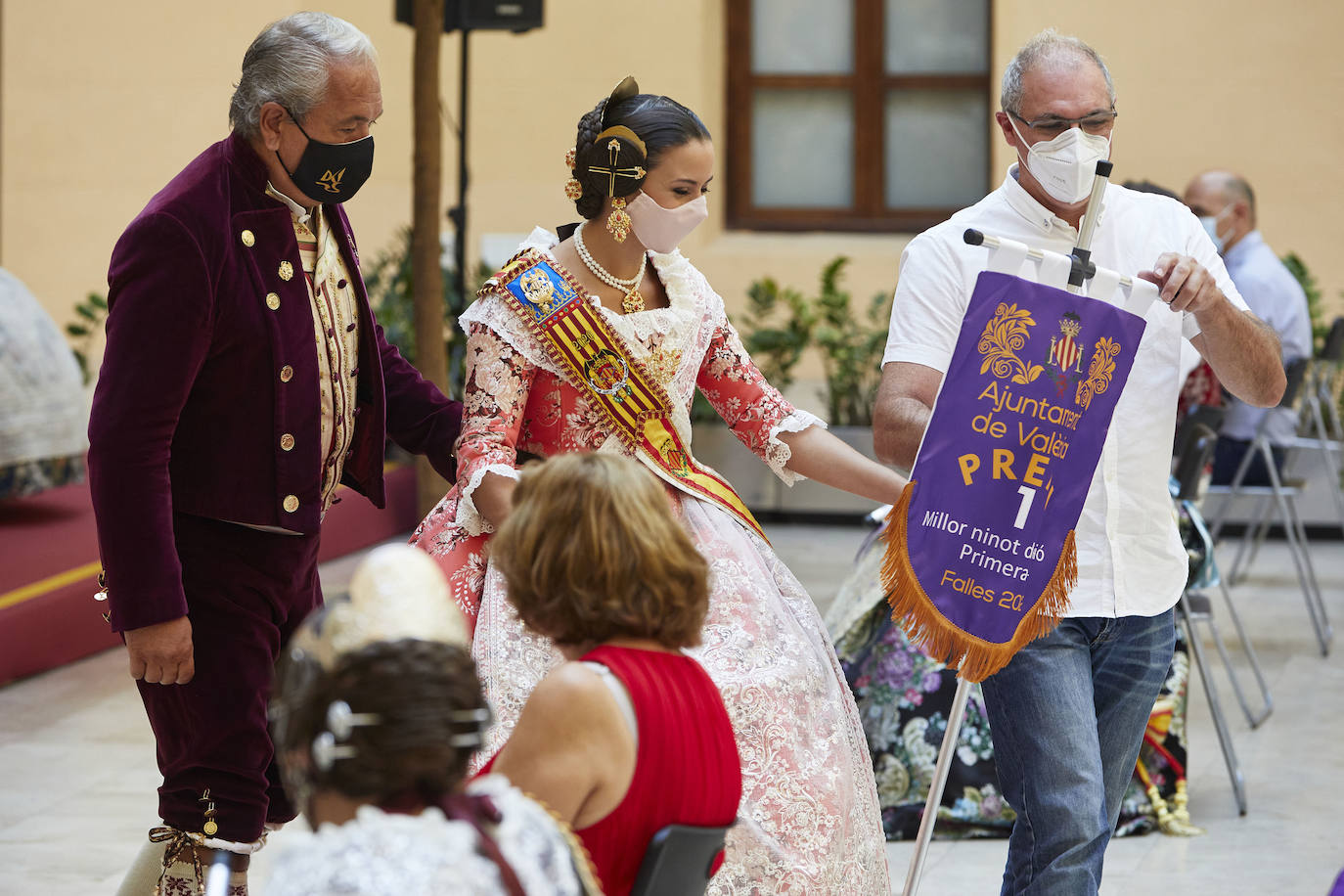 El Palacio de la Exposición de Valencia acoge este sábado la entrega de los premios de las Fallas 2020. Las mascarillas y las medidas de seguridad e higiene le han dado un toque atípico a la cita, que debería haber tenido lugar los pasados 16 y 17 de marzo y que no se pudo celebrar debido a la cancelación de las Fallas por la pandemia del coronavirus.