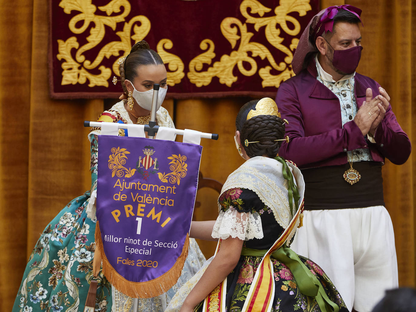 El Palacio de la Exposición de Valencia acoge este sábado la entrega de los premios de las Fallas 2020. Las mascarillas y las medidas de seguridad e higiene le han dado un toque atípico a la cita, que debería haber tenido lugar los pasados 16 y 17 de marzo y que no se pudo celebrar debido a la cancelación de las Fallas por la pandemia del coronavirus.