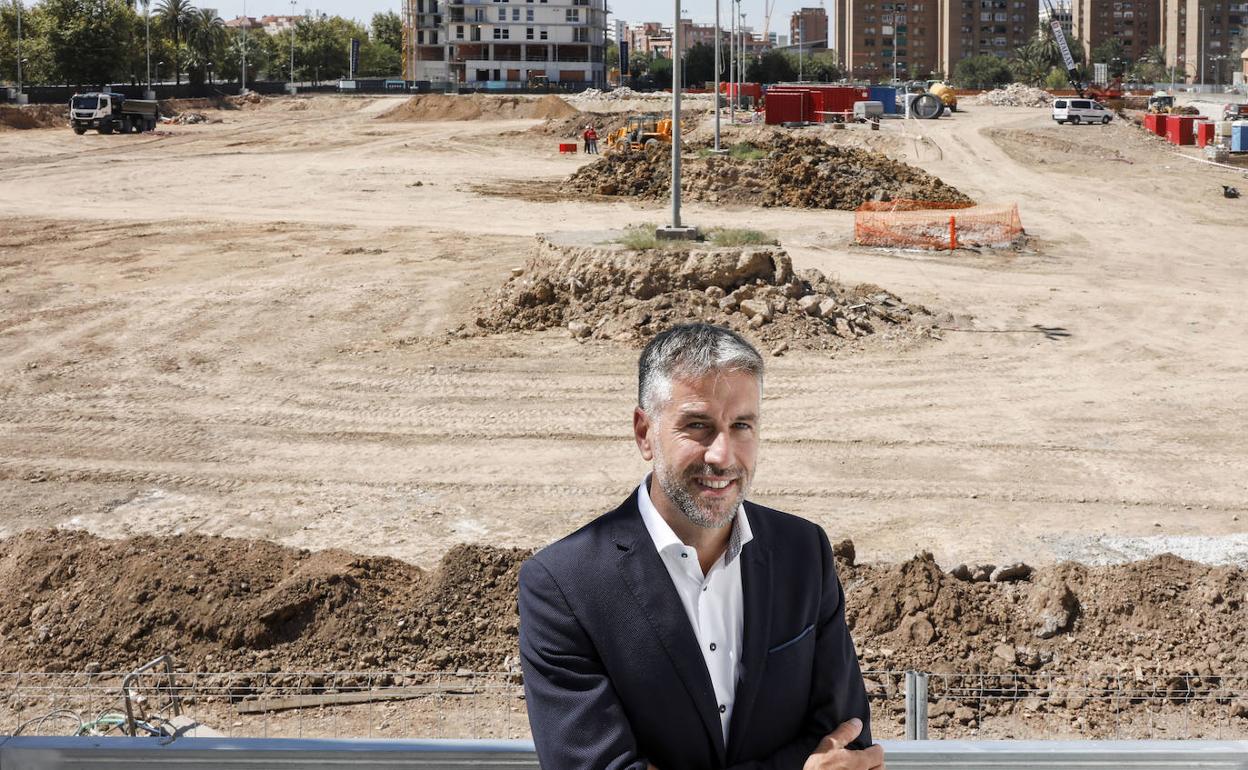 Víctor Sendra posa en el punto de control de las obras del Casal España Arena de Valencia. 