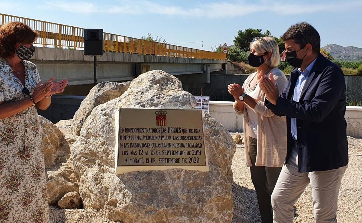 Placa situada junto a la mota que cedió durante las fuertes tormentas de septiembre de 2019, en Almoradí. 