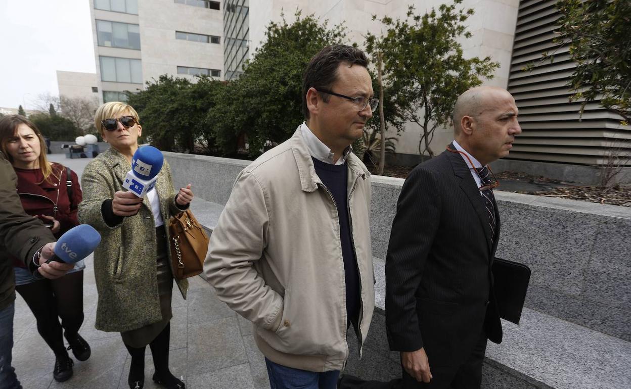 Tauroni, acompañado de su abogado a la salida de la Ciudad de la Justicia.