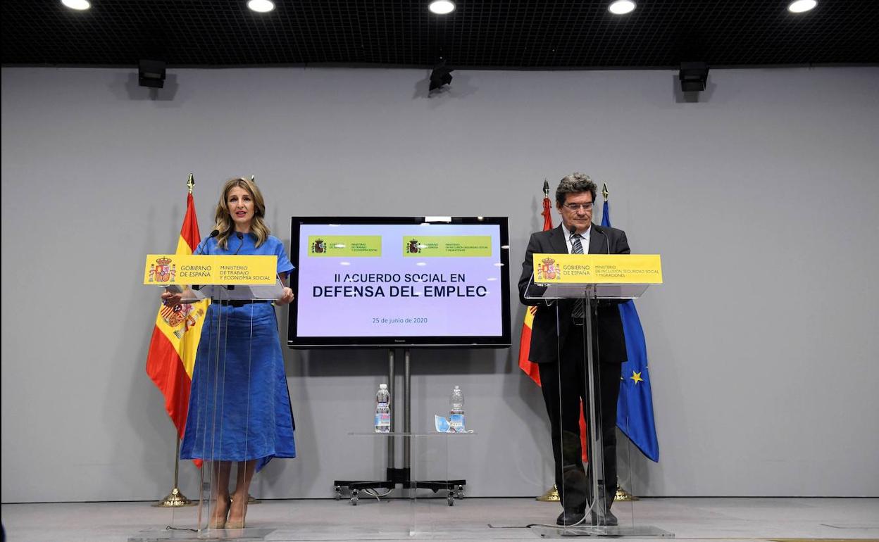 La ministra de Trabajo, Yolanda Díaz (i), y el ministro de Inclusión, Seguridad Social y Migraciones, José Luis Escrivá.