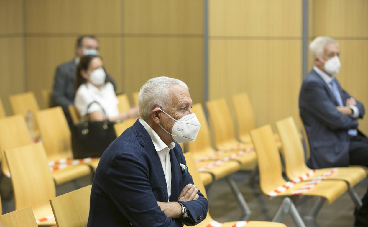 Eloy Durá junto a otro acusado, el vicepresidente Carrau, en la misma fila.