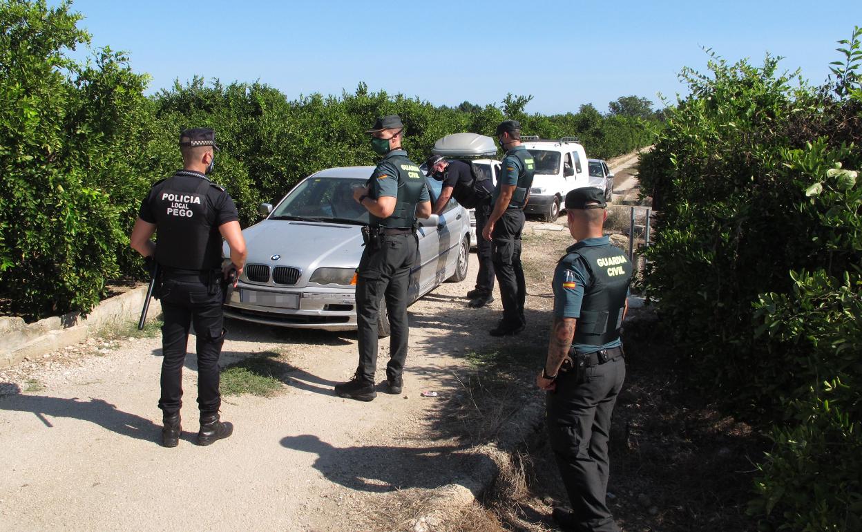 Policía Local y Guardia Civil, en el control tras la fiesta del Pego del sábado. 