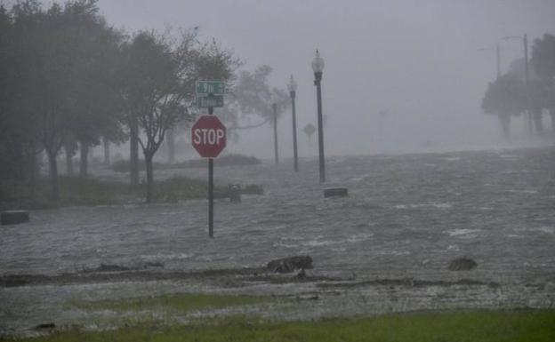 Imagen principal - El huracán Sally toca tierra en EEUU y provoca inundaciones «repentinas y catastróficas» en Alabama