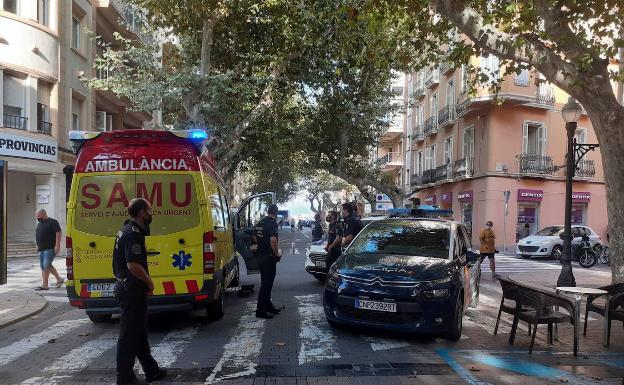 Agentes de la Policía Local de Dénia acordonan la zona donde atienden al herido.