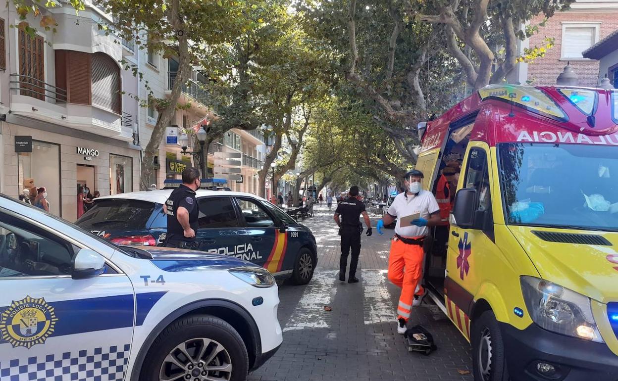 El equipo de sanitarios atiende al hombre apuñalado en Dénia.