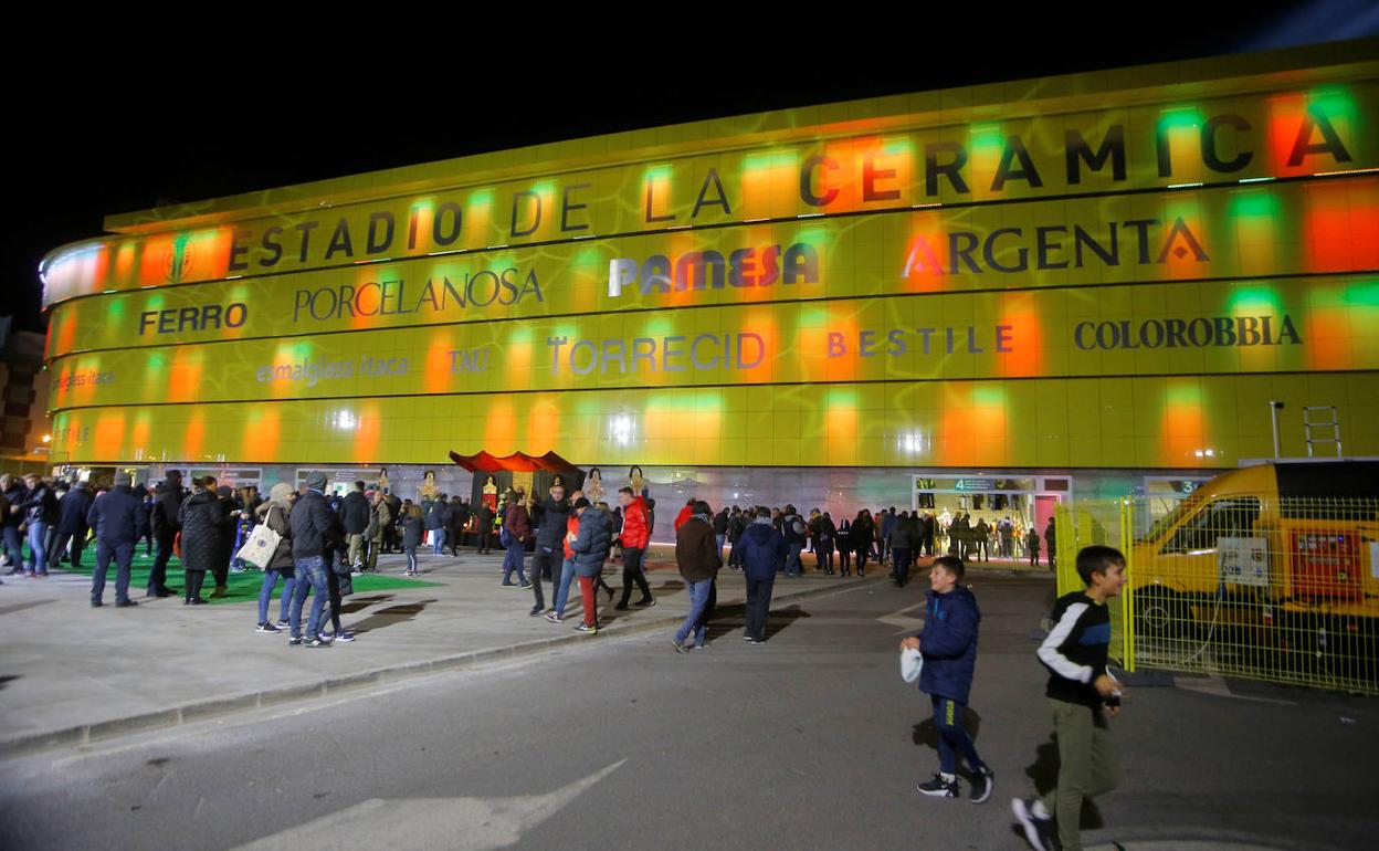 Exterior de La Cerámica en una noche de partido antes de la pandemia. 