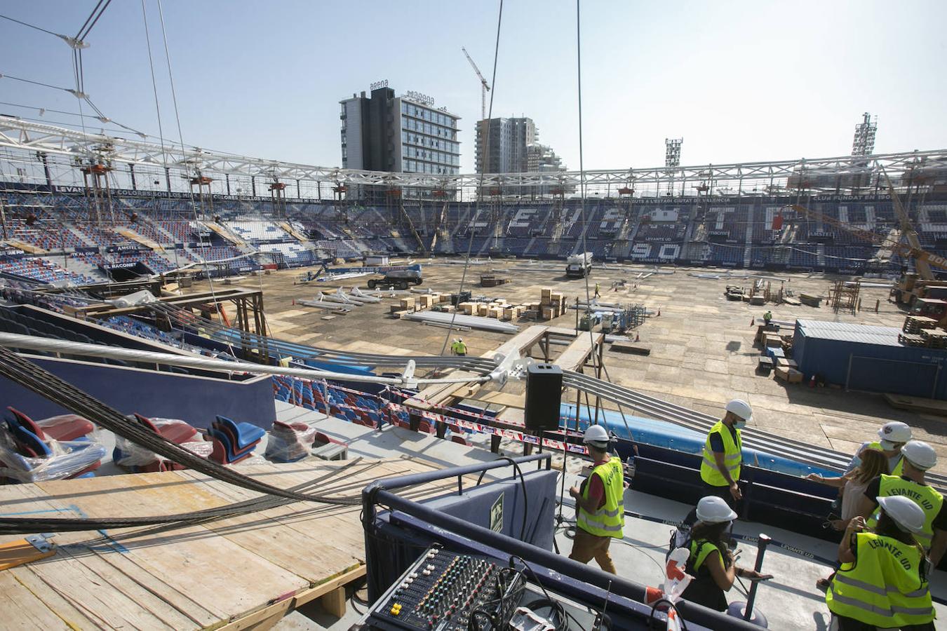 El Levante planea jugar de nuevo en Orriols en la séptima jornada, cuando finalice la primera fase de la reforma. «Va a todo tren», ha asegurado Quico Catalán en una visita de los políticos al estadio azulgrana. 