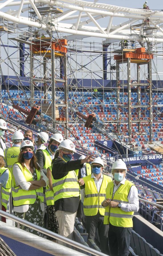 El Levante planea jugar de nuevo en Orriols en la séptima jornada, cuando finalice la primera fase de la reforma. «Va a todo tren», ha asegurado Quico Catalán en una visita de los políticos al estadio azulgrana. 