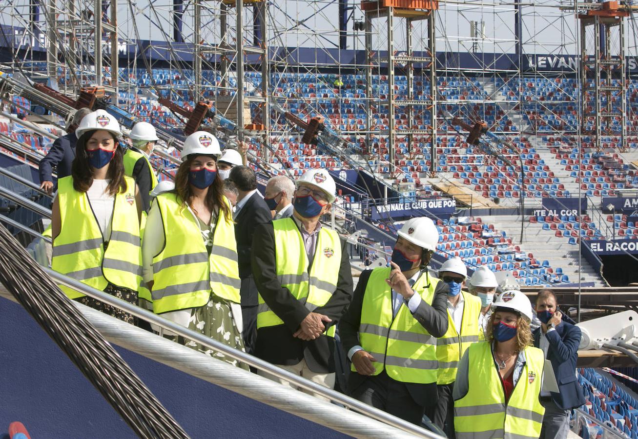 El Levante planea jugar de nuevo en Orriols en la séptima jornada, cuando finalice la primera fase de la reforma. «Va a todo tren», ha asegurado Quico Catalán en una visita de los políticos al estadio azulgrana. 