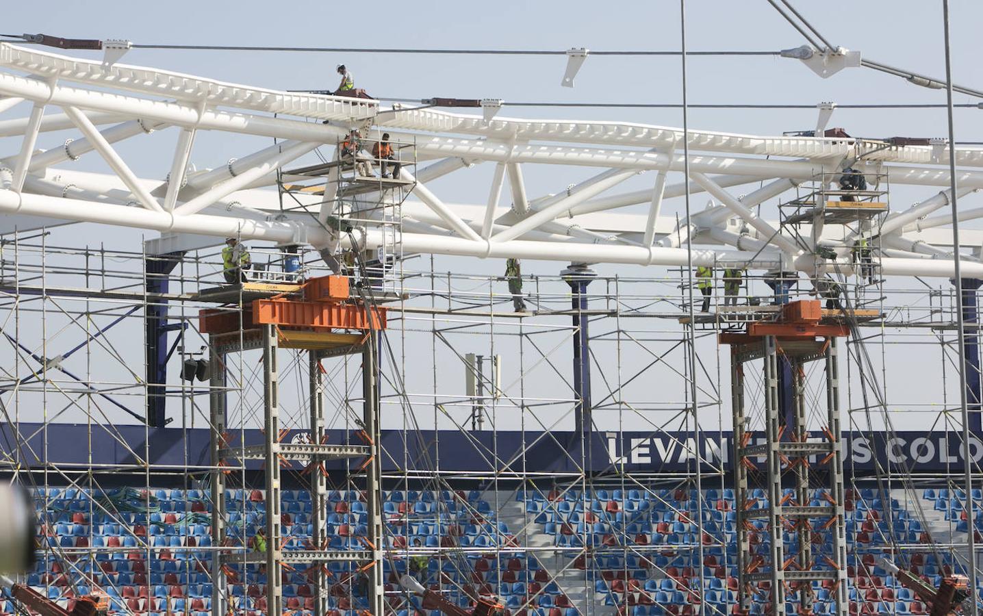 El Levante planea jugar de nuevo en Orriols en la séptima jornada, cuando finalice la primera fase de la reforma. «Va a todo tren», ha asegurado Quico Catalán en una visita de los políticos al estadio azulgrana. 