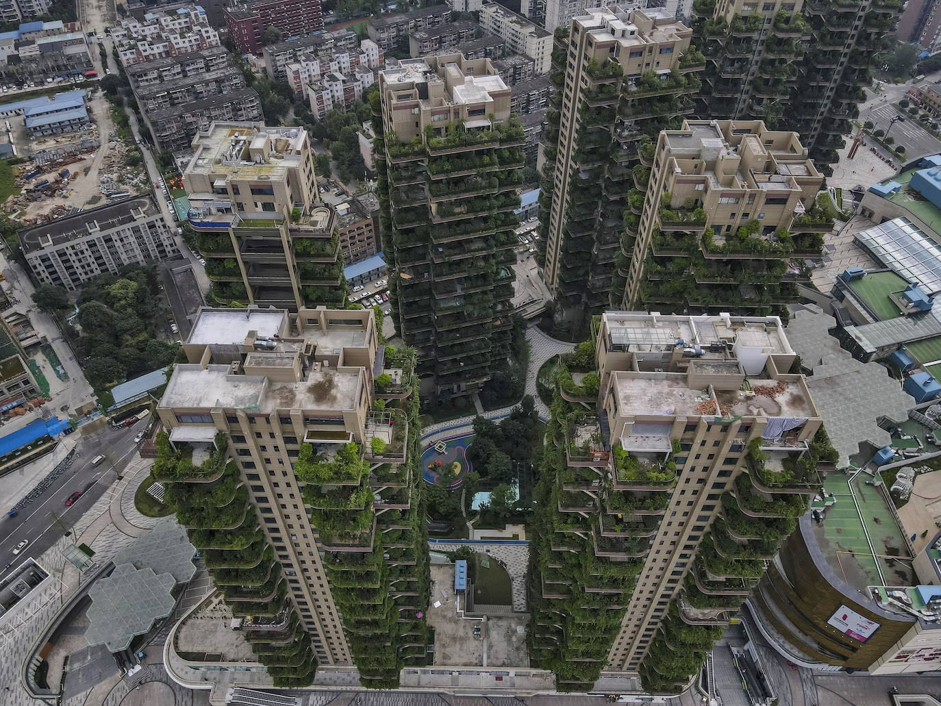 Los edificios «vegetalizados» de una residencia del suroeste de China, con plantas exuberantes en los balcones de los apartamentos, están siendo invadidos por su propia vegetación hasta el punto de que sus residentes los están abandonandos. 