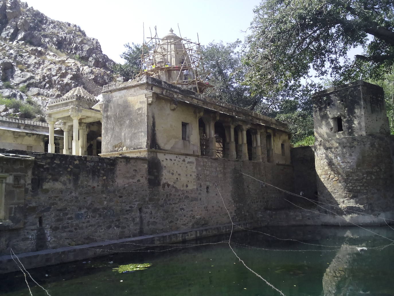 Bhangarh (India) | Fue construida en el siglo XVI pero lleva más de 400 años abandonada. Sobre el reinado de maharajá Bahgwant Das cayó un maleficio que le prohibía realizar en esta ciudad edificios opulentos, pero el monarca no hizo caso y según la leyenda, la maldición hizo que un desastre natural arrasase el lugar. En 1720 comenzó su declive definitivo hasta el abandono absoluto. 