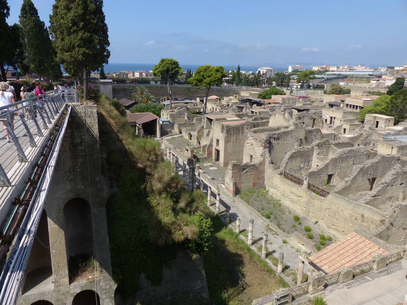 Herculano (Italia) | La erupción del Vesubio en el año 79 d.C calcinó a los habitantes de esta ciudad italiana, cuyas ruinas aún se conservan y muestran cómo eran sus calles y casas antes de la tragedia.