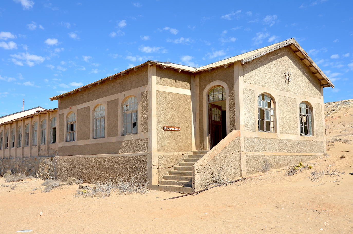 Kolmanskop (Namibia) | Esta ciudad minera alemana permanece perdida en el desierto y la arena es ahora el único habitante de sus edificios. Fue construida a principios de siglo XX para la búsqueda de diamantes en los alrededores, pero fue abandonada tras la Primera Guerra Mundial. 