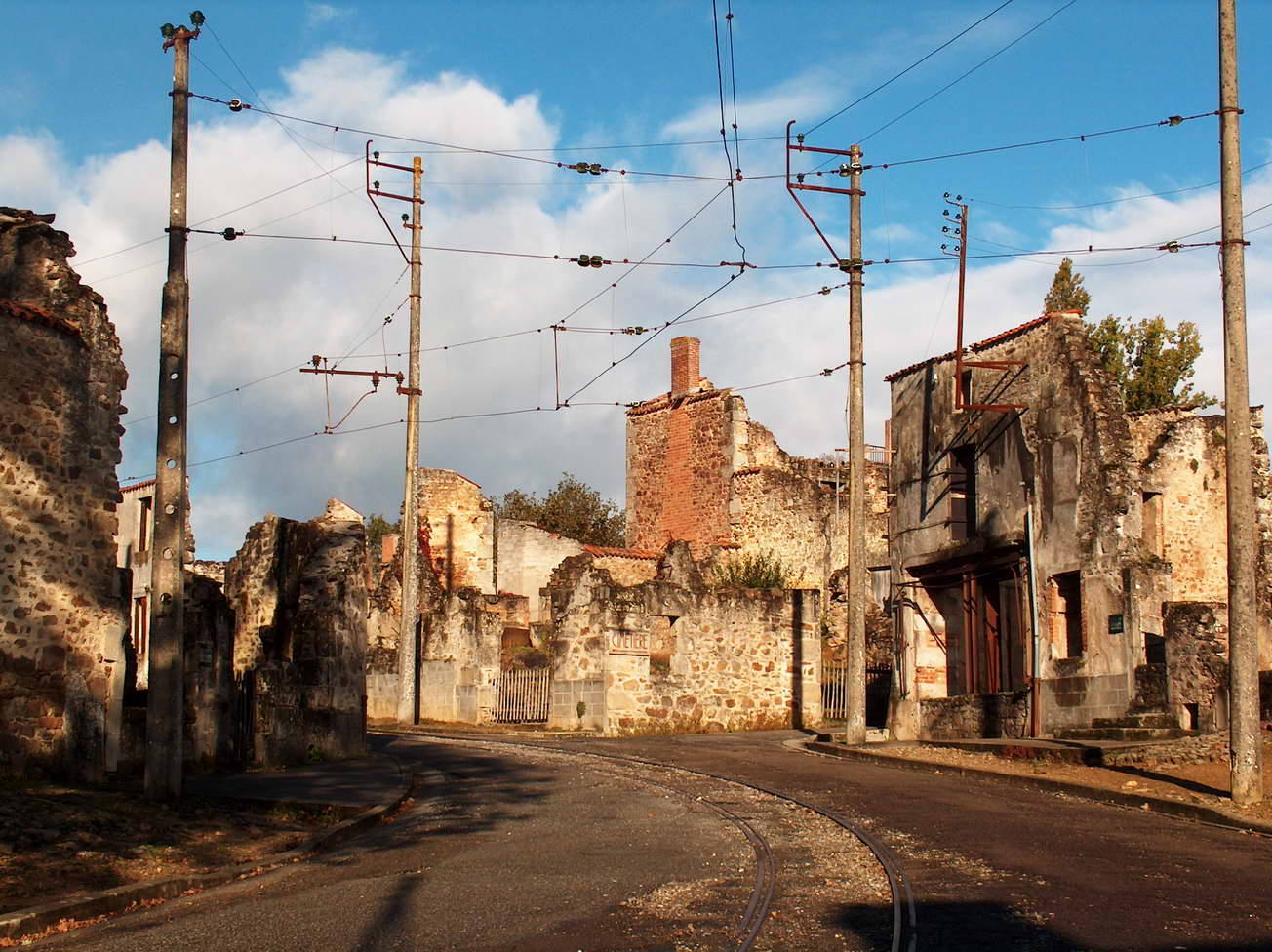 Orador-sur-Glane (Francia) | En junio de 1944 una división blindada de las Waffen-SS paró en esta localidad de regreso a Alemania para tomar represalias contra los civiles durante la Segunda Guerra Mundial. Eliminaron a toda la población del lugar y después lo quemaron. Sus restos son un emblema de los horrores que desencadenan los conflictos bélicos. 