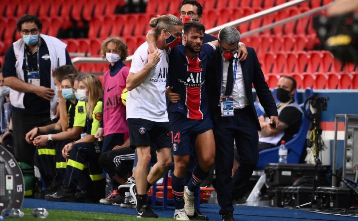 Juan Bernat se retira lesionado en el último partido del PSG ante el Metz. 