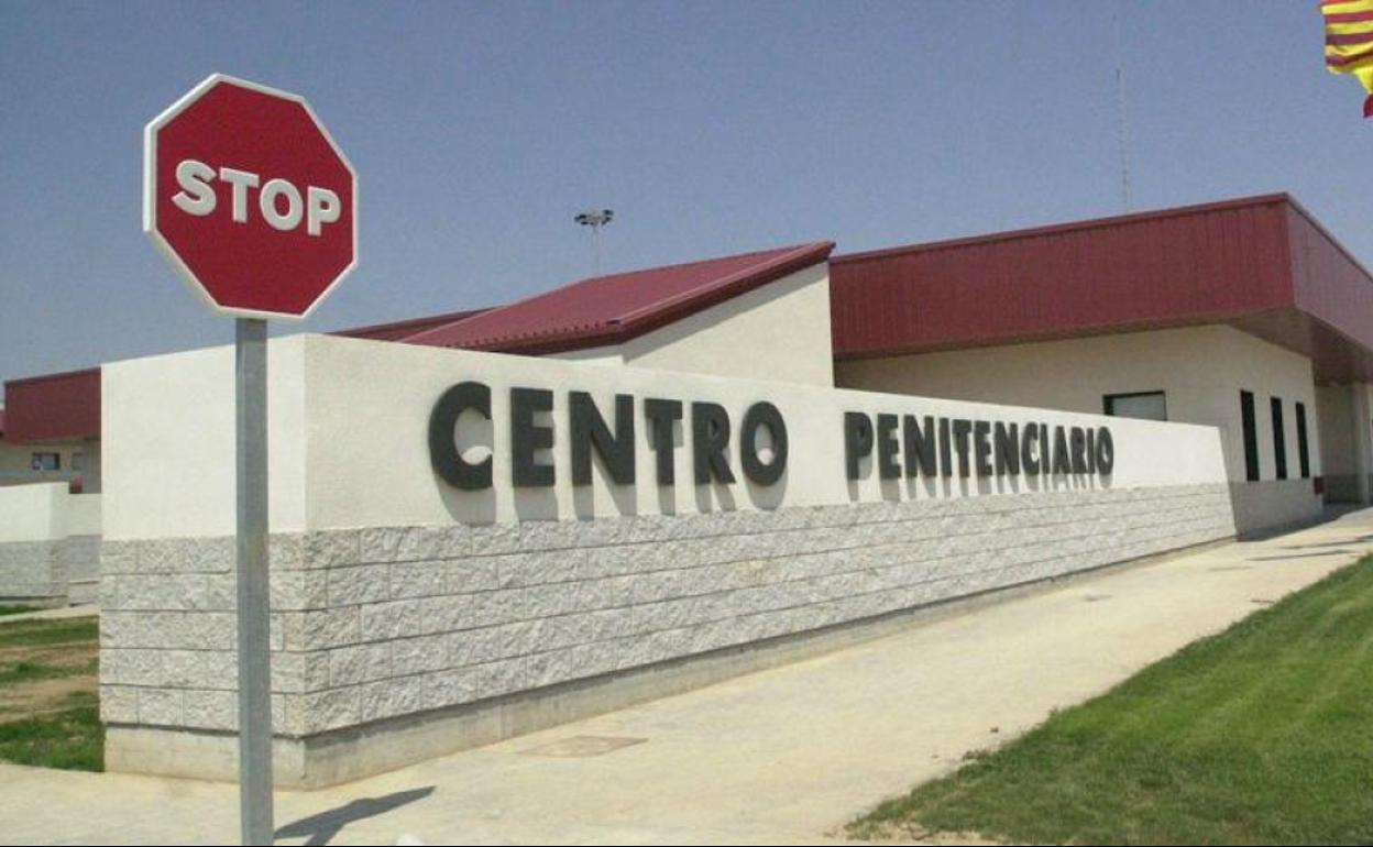 Entrada al centro penitenciario Alicante II, en Villena