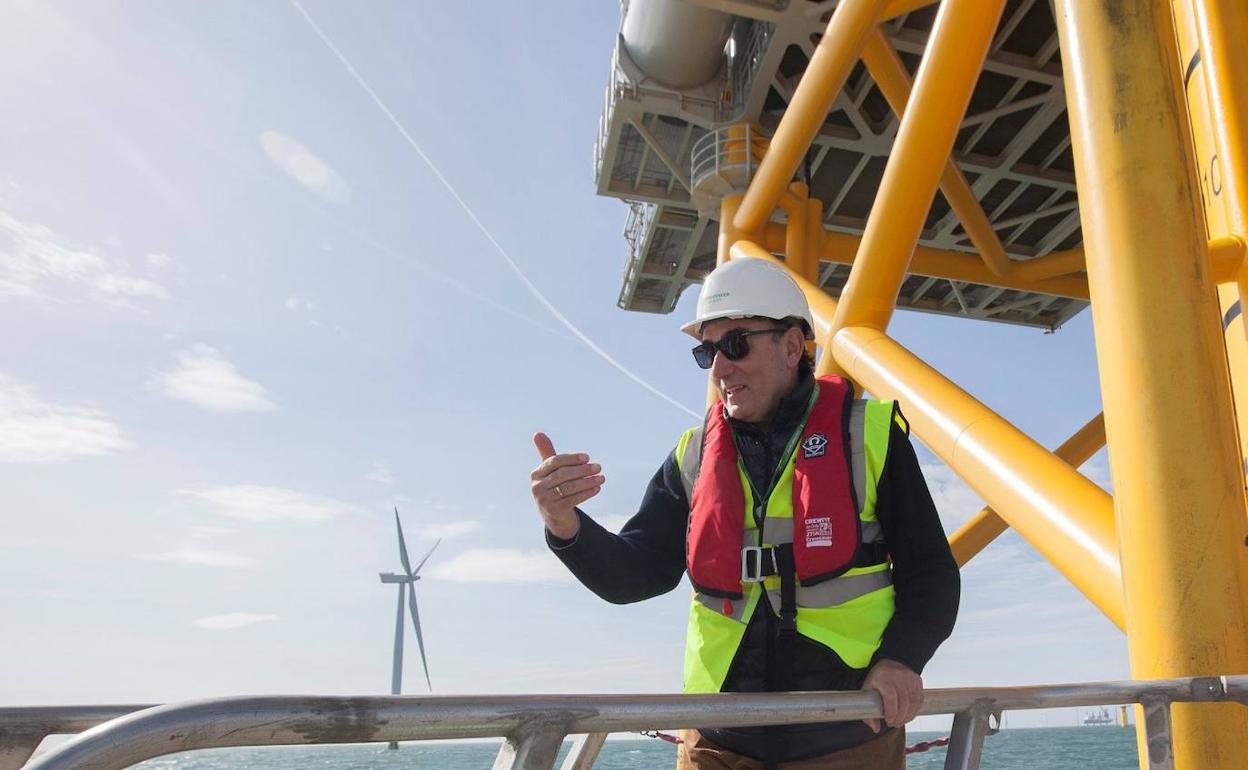 El presidente de Iberdrola, Ignacio Galán, en un parque eólico marino de la firma. 