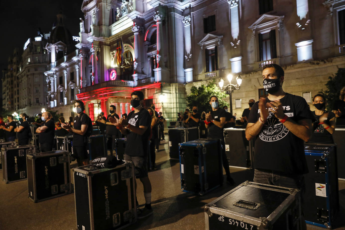 Una movilización de 400 profesionales se ha manifestado contra la Administración este jueves para pedir reactivar las agendas culturales para una industria «en alerta roja».