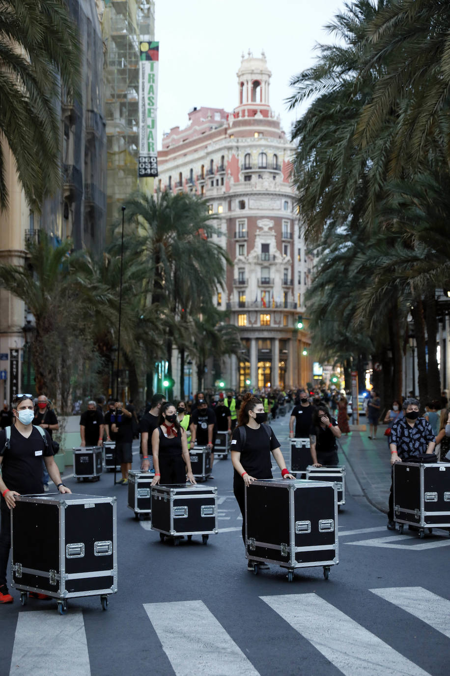 Una movilización de 400 profesionales se ha manifestado contra la Administración este jueves para pedir reactivar las agendas culturales para una industria «en alerta roja».