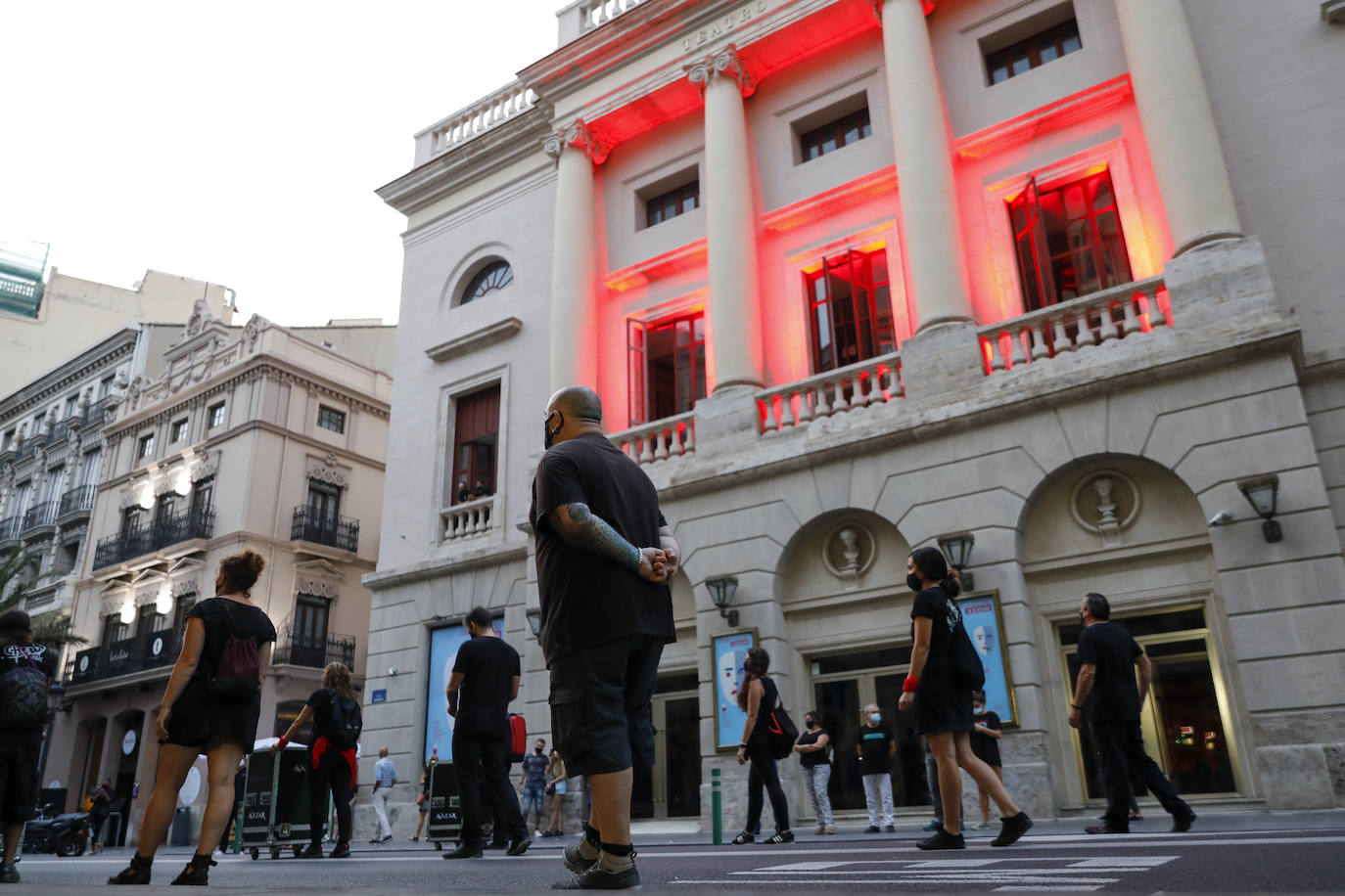 Una movilización de 400 profesionales se ha manifestado contra la Administración este jueves para pedir reactivar las agendas culturales para una industria «en alerta roja».