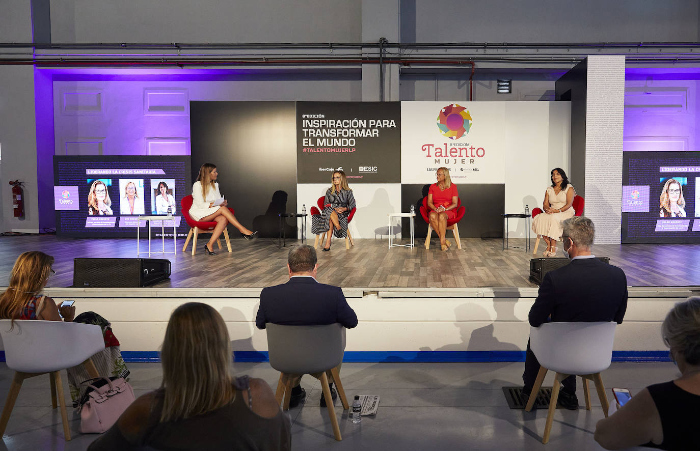 El foro se celebró en La Rotativa, el nuevo espacio para eventos de LAS PROVINCIAS situado en la sede del periódico, una sala de más de 500 metros cuadrados preparado para celebrar eventos en estos tiempos. Talento Mujer, organizado por LAS PROVINCIAS en colaboración con la Asociación de Empresarias y Profesionales de Valencia (EVAP) y BPW-Valencia y con el patrocinio de ESIC Business & Marketing School e Ibercaja, plantea un programa en el que no solo destacan mujeres por su papel dentro del ámbito profesional, sino que subirán al escenario ponentes que, además de ser líderes en sus áreas, han hecho una labor extraordinaria ante situaciones de mucha complejidad.