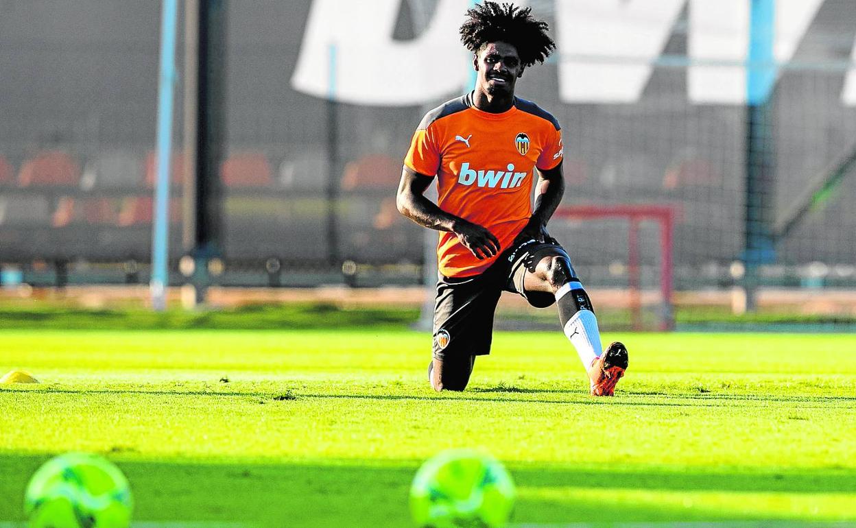 Correia hace estiramientos tras un entrenamiento.