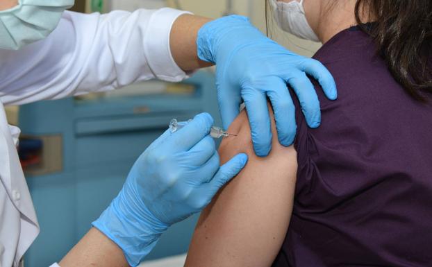 Sanidad empieza a contactar con pacientes de riesgo para que acudan a vacunarse contra la gripe a partir del 5 de octubre