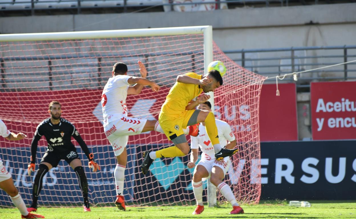 El delantero del Hércules Benja Martínez trata de rematar un córner en el partido de esta mañana. 