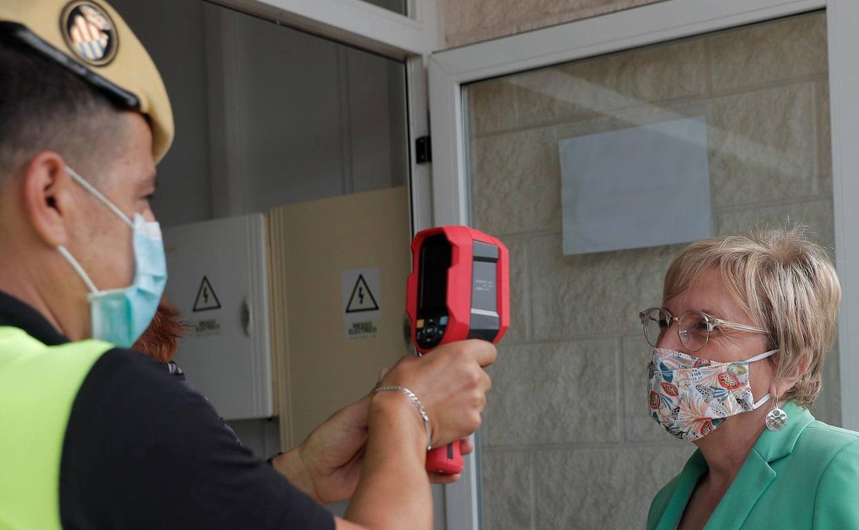 La consellera de Sanidad, Ana Barceló, durante una visita a la Unidad de Vigilancia Epidemiológica