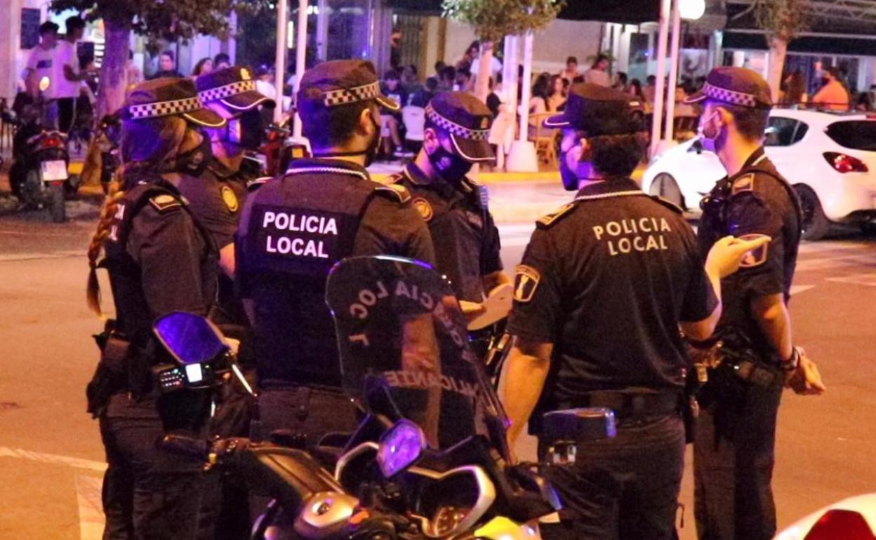 Agentes de la Policía Local vigilan las calles de Alicante en la pasada madrugada. 